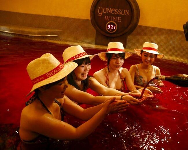日本温泉圣地举办“红酒浴”-中国旅游交友网